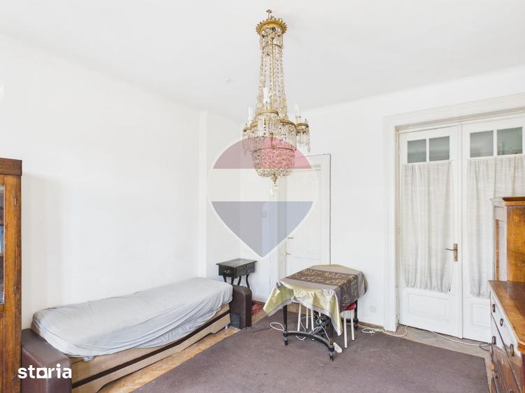 Apartament cu 3 camere semidecomandat în Moșilor