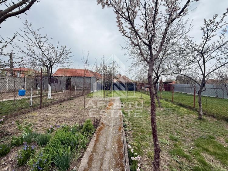 Casă individuală cu 6 camere cu Canalizare în Plopi