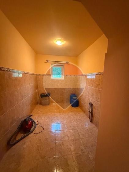 Casă individuală cu 4 camere cu Teren 7700 Mp în Brebeni