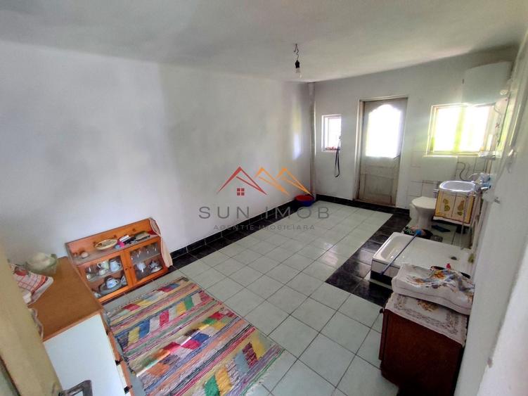 Casă individuală cu 9 camere cu Canalizare în Central