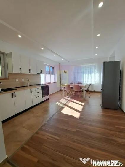 Casă cu 7 camere cu Teren 248 Mp în Piatra Arsă