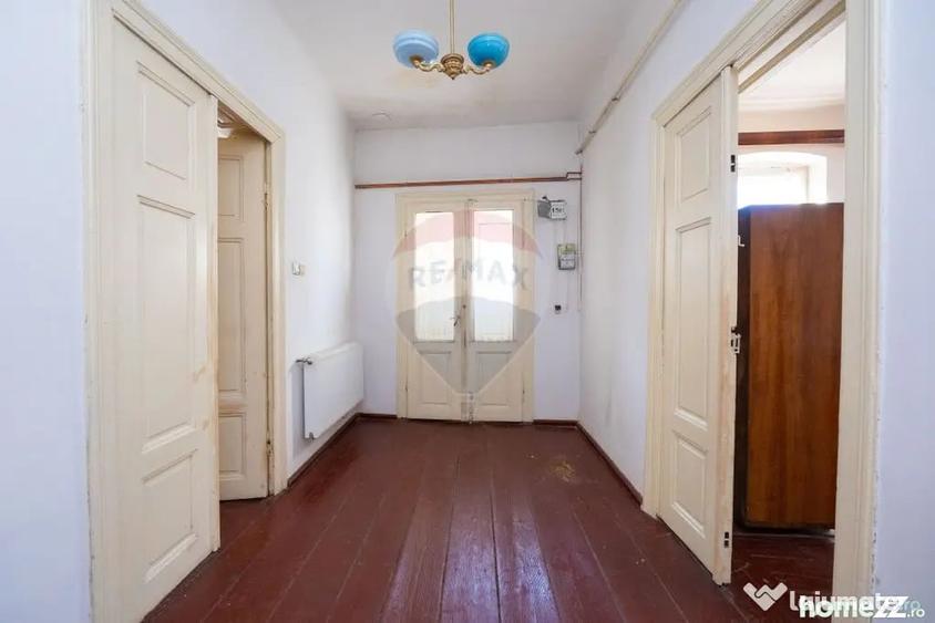 Casă cu 7 camere cu Teren 422 Mp în Central