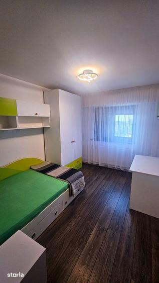 Apartament cu 3 camere decomandat în Calea București