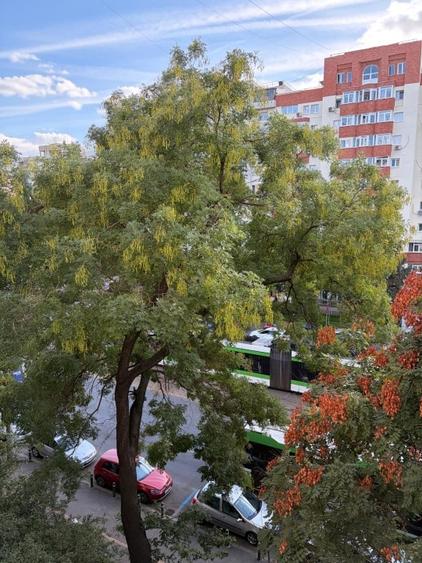 Apartament cu 3 camere semidecomandat, mobilat în Iancului