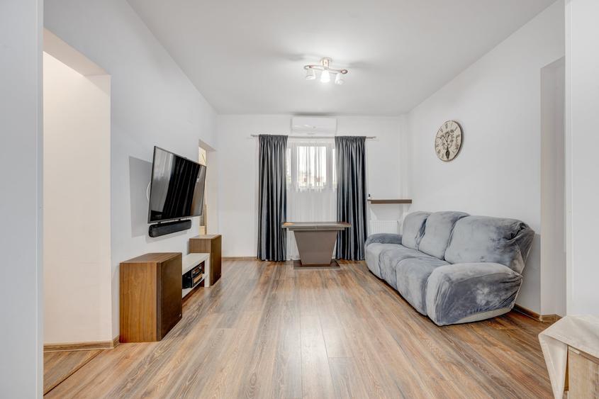 Apartament cu 3 camere semidecomandat în P-ța Unirii