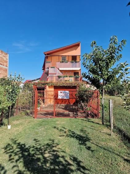 Casă individuală cu 8 camere cu Canalizare în Fratelia