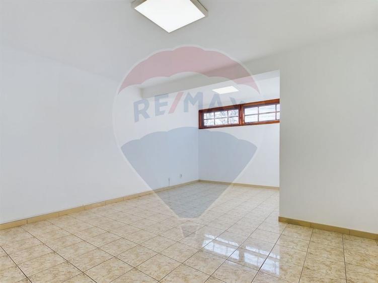 Casă cu 5 camere cu Teren 114 Mp în Eroii Revoluției