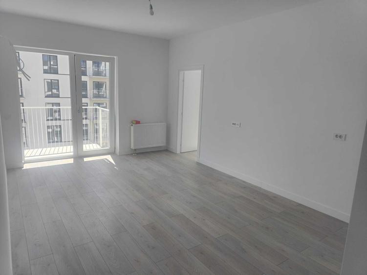 Apartament cu 3 camere semidecomandat în Exterior Vest