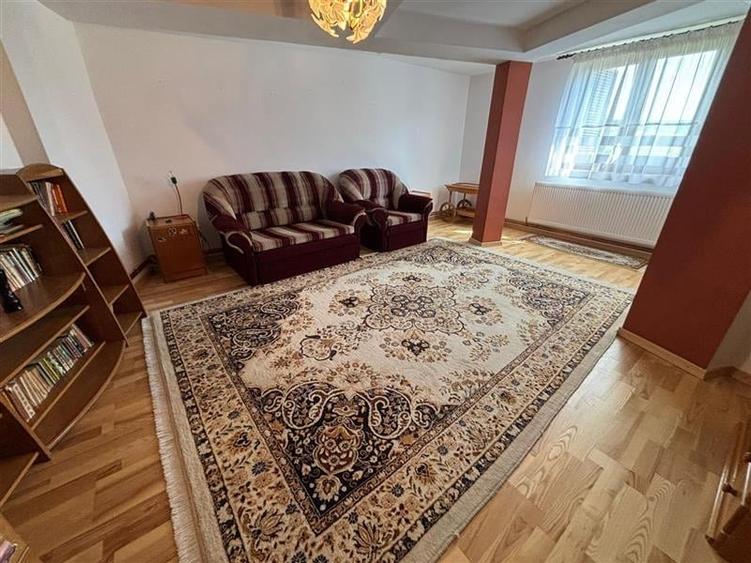 Casă individuală cu 8 camere cu Teren 7788 Mp în Exterior Nord