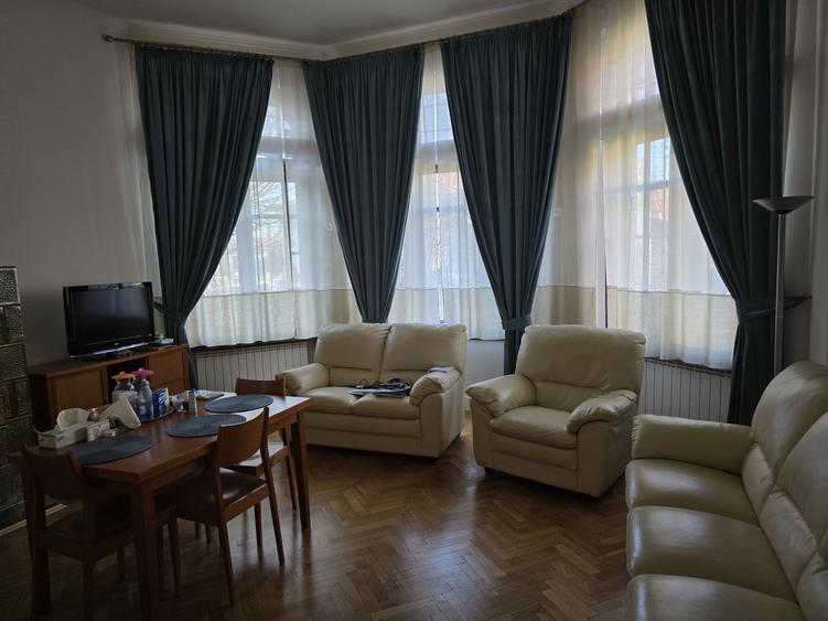 Casă individuală cu 8 camere cu Canalizare în Ultracentral