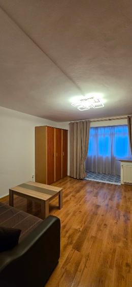 Garsonieră decomandată în Titan