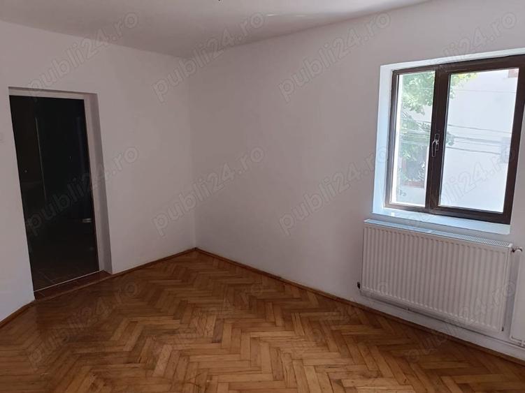 Casă cu 6 camere cu Teren 500 Mp în Păun