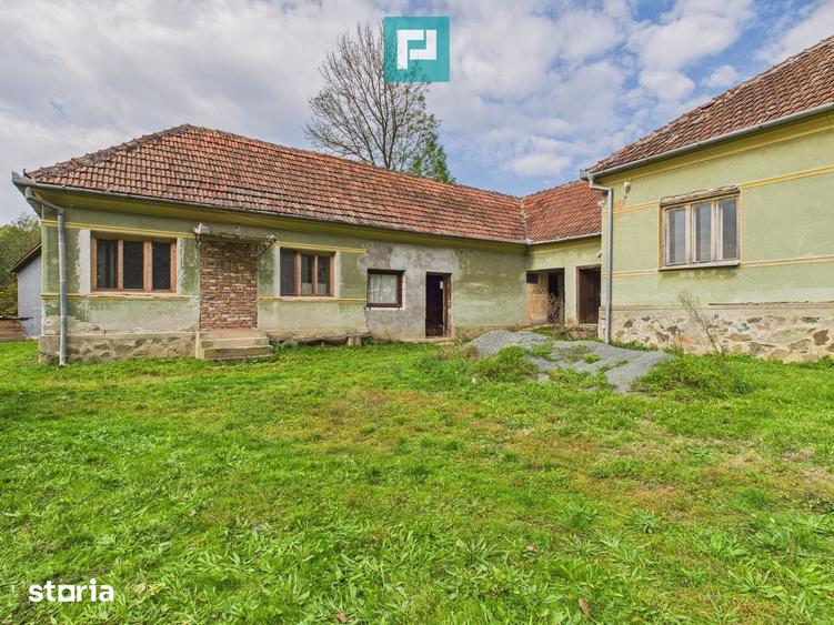 Casă cu 6 camere cu Teren 10439 Mp în Vărădia de Mureș