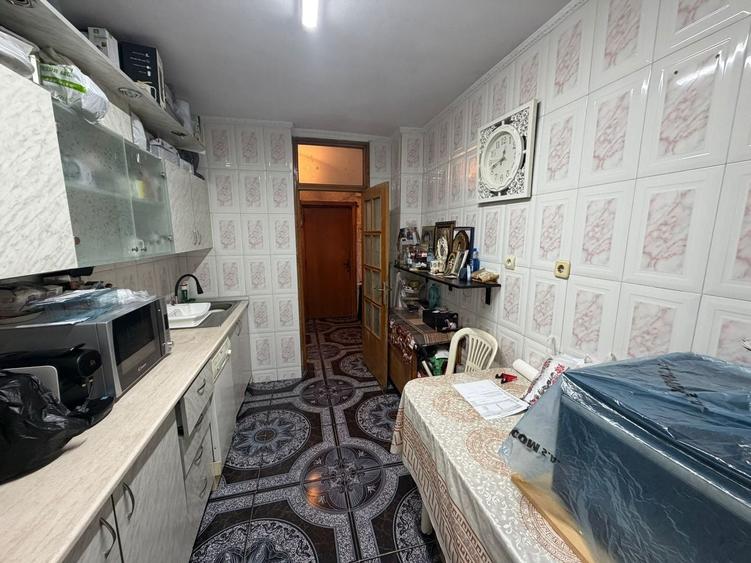 Apartament cu 3 camere semidecomandat, mobilat în Tei