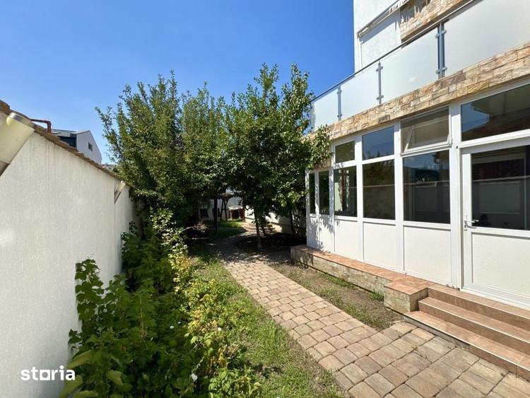 Casă cu 8 camere cu Teren 500 Mp în Odăi