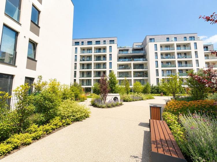 Apartament cu 3 camere decomandat, mobilat în Băneasa