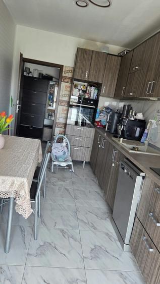 Apartament cu 3 camere semidecomandat în Central
