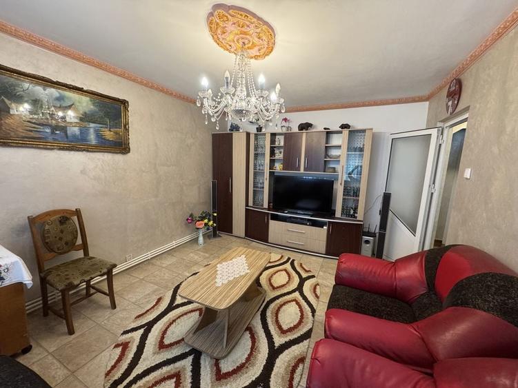 Apartament cu 4 camere decomandat în CET