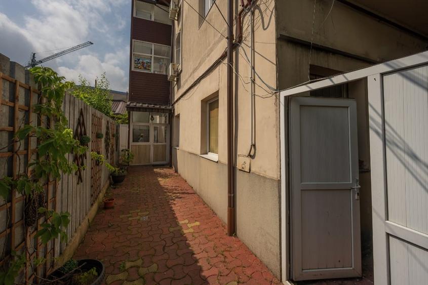 Casă individuală cu 5 camere cu Canalizare în Crângași