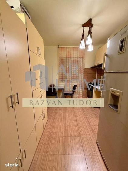 Apartament cu 3 camere semidecomandat în Andrei Mureșanu