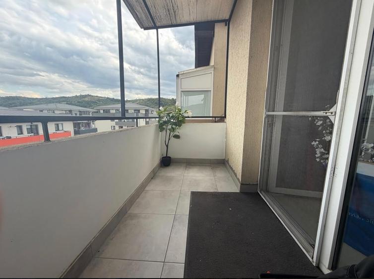 Apartament cu 2 camere semidecomandat, mobilat în Florești