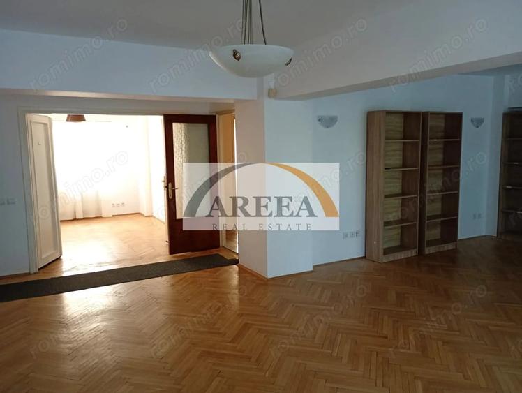Apartament cu 4 camere semidecomandat în Universitate