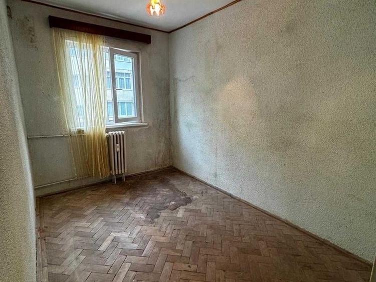 Apartament cu 3 camere semidecomandat în George Enescu