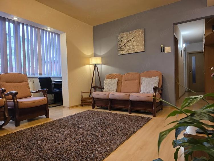 Apartament cu 3 camere semidecomandat, mobilat în Central