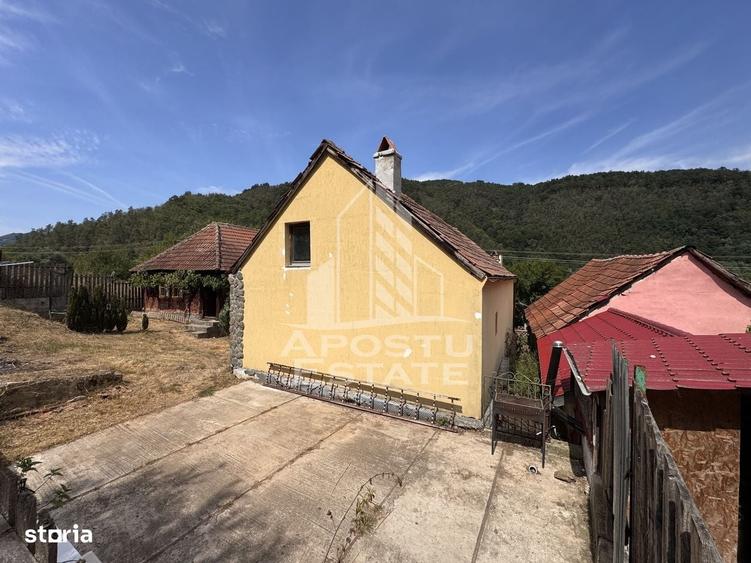 Casă cu 4 camere în Dăbâca