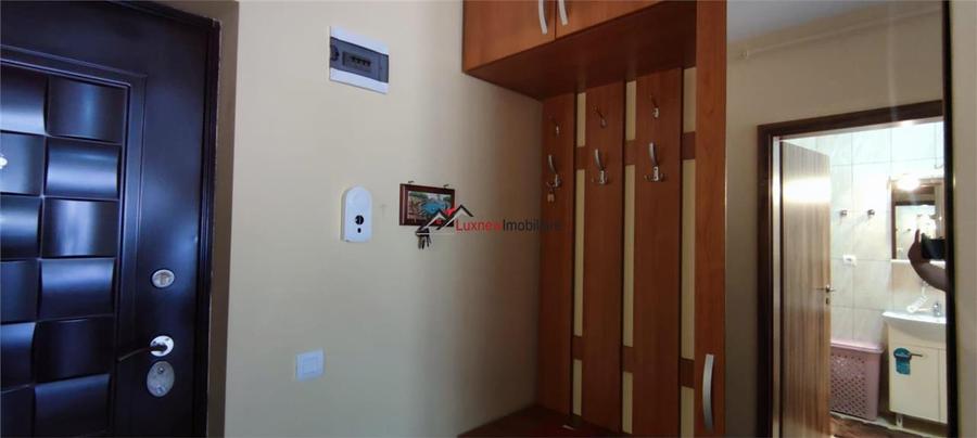 Apartament cu 3 camere semidecomandat, mobilat în Florești