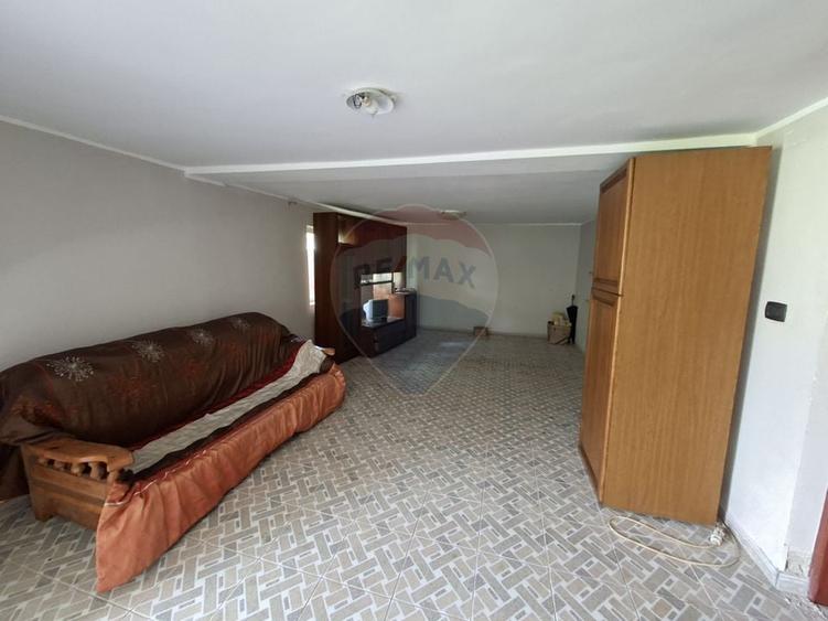 Casă individuală cu 4 camere cu Teren 1088 Mp în Răcăciuni