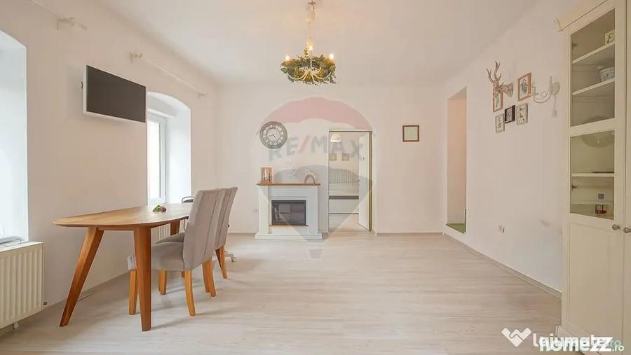 Apartament cu 3 camere semidecomandat în Schei