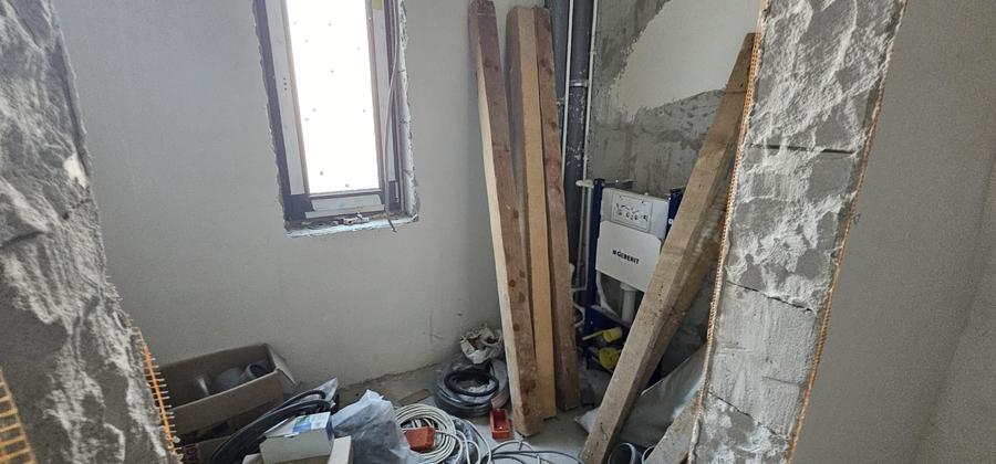 Casă individuală cu 9 camere cu Teren 164 Mp în Central