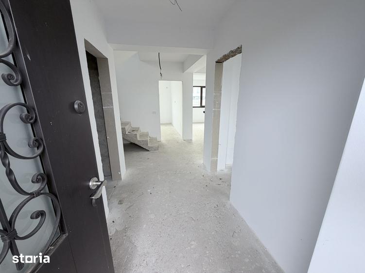 Casă cu 5 camere cu Teren 492 Mp în Glina
