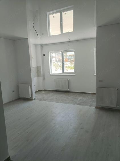 Garsonieră decomandată în Roșu