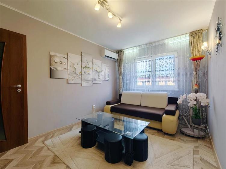 Apartament cu 3 camere semidecomandat în Florilor