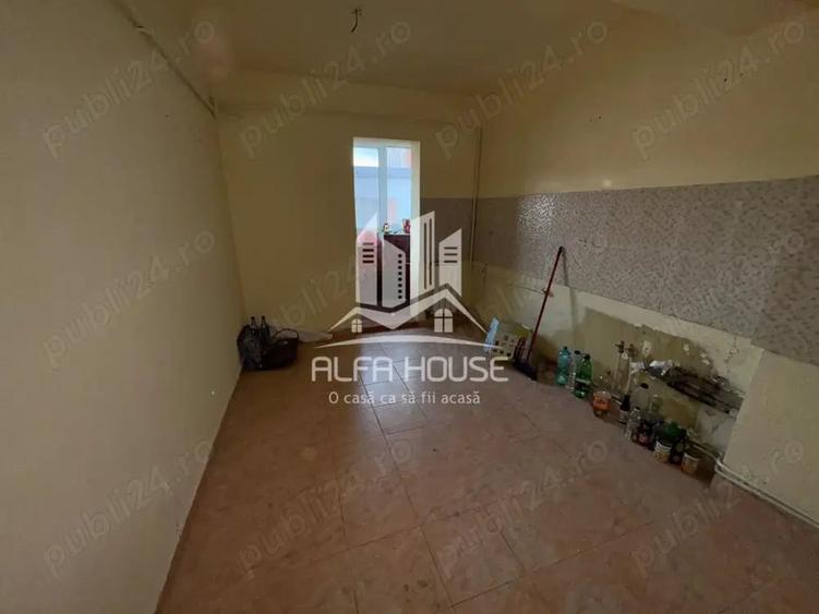 Apartament cu 4 camere semidecomandat în Central