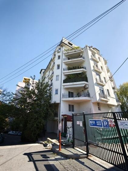 Apartament cu 3 camere semidecomandat în Tineretului