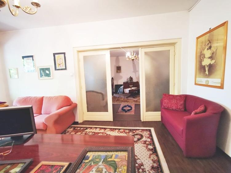 Apartament cu 4 camere semidecomandat în P-ța Rosetti