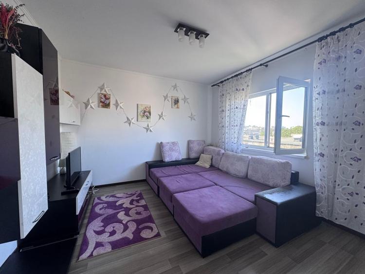 Apartament cu 3 camere decomandat, mobilat în Poarta 6