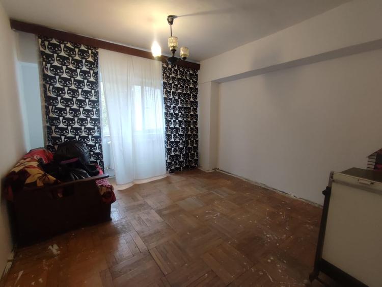 Apartament cu 3 camere decomandat, mobilat în Nicolina