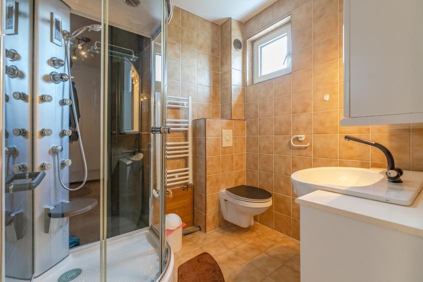 Casă individuală cu 7 camere cu Canalizare în Griviței