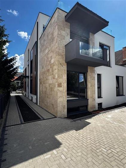 Apartament cu 3 camere semidecomandat în Andrei Mureșanu