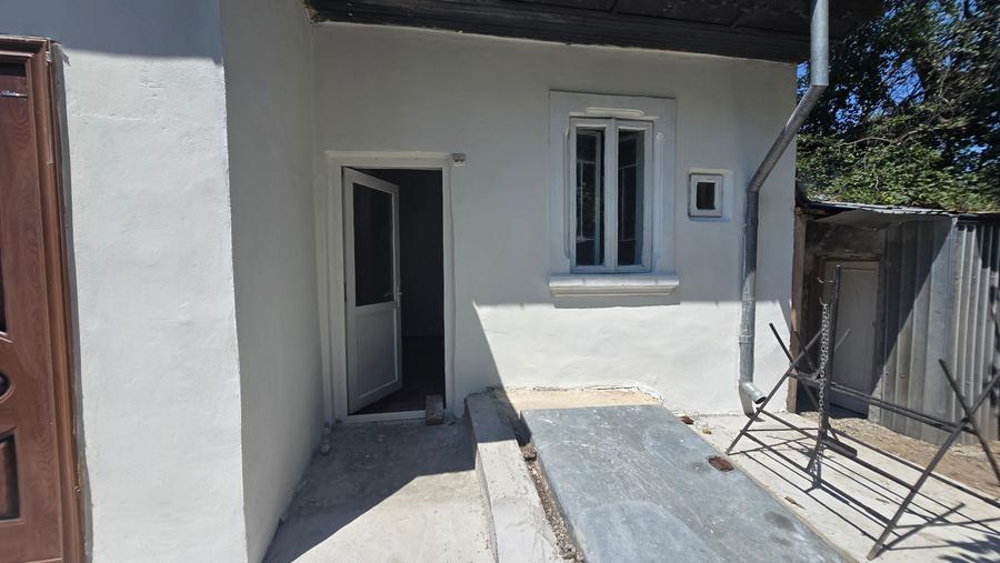 Casă cu 3 camere cu Canalizare în Central