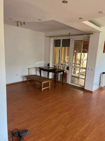 Casă cu 4 camere cu Teren 400 Mp în Giulești
