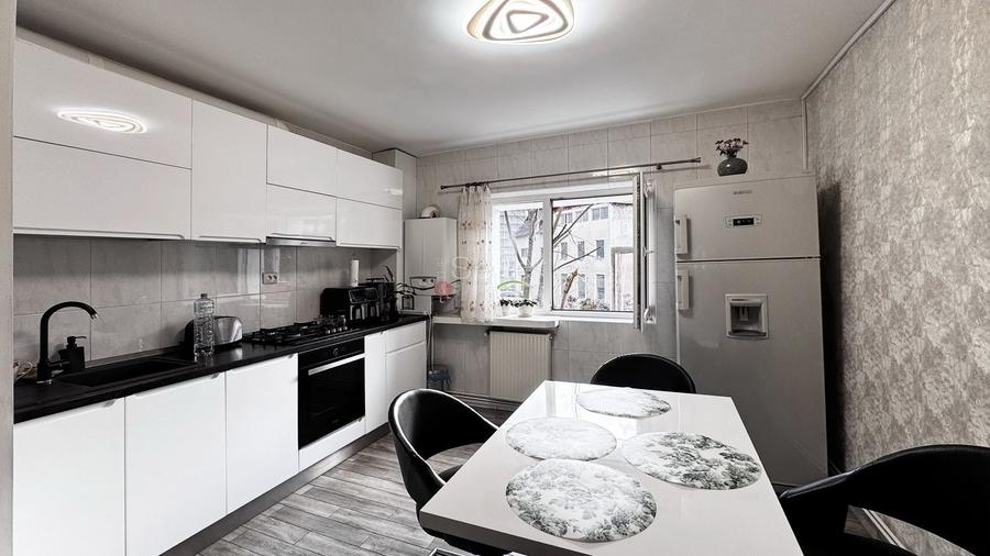 Apartament cu 3 camere decomandat, mobilat în Răcădău
