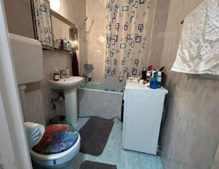 Apartament cu 3 camere semidecomandat, mobilat în Titan