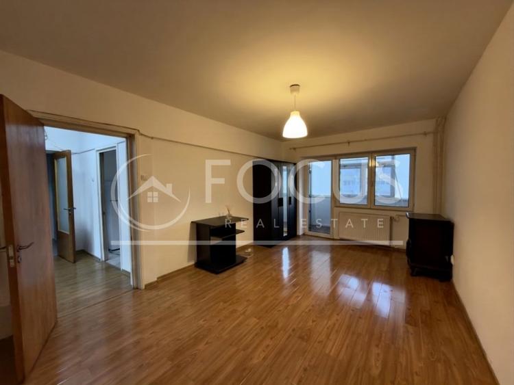 Apartament cu 3 camere semidecomandat, mobilat în Tei