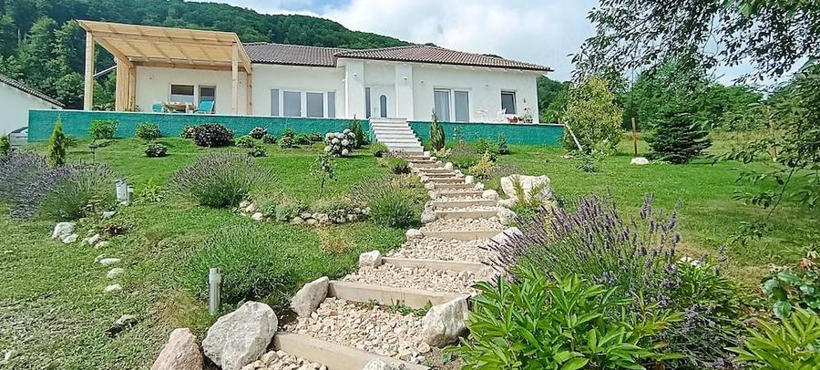 Casă cu 4 camere cu Teren 2300 Mp în Exterior Vest