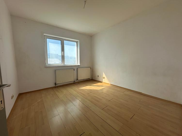 Apartament cu 3 camere semidecomandat în Alecu Russo